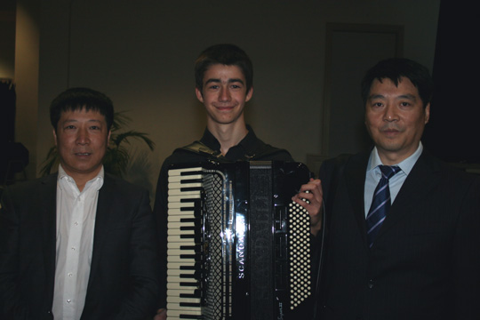 Jury members Wang Hongyu and Xu Da Wei (right) with Melbourne competitor Edin Kocic.