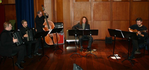 Håvard Svendsrud (accordion), Daniel Andersson (accordion), Per Martin Grenlund (double bass), Tore-Morten Andreassen Figenschow (guitar) and Stein Medby (guitar).