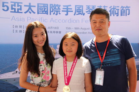 Shi Xuan (Jessica) with student Liting Liang and father.
